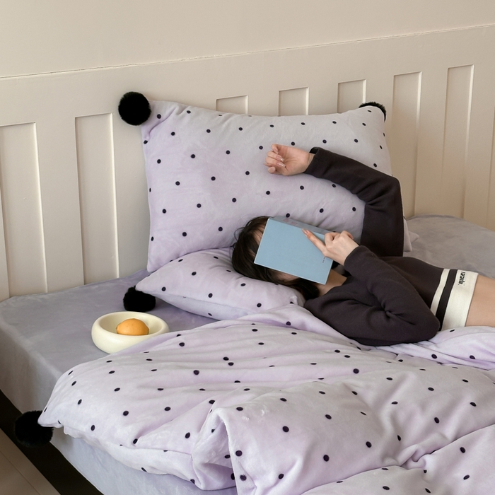 91家纺网 家纺一手货源 找家纺 玛奇朵 2024秋冬新品波点牛奶绒毛球套件四件套 波点-紫