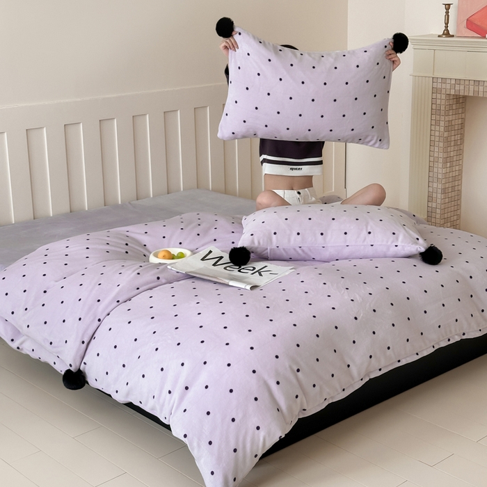 91家纺网 家纺一手货源 找家纺 玛奇朵 2024秋冬新品波点牛奶绒毛球套件四件套 波点-紫