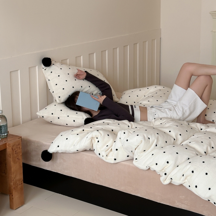 91家纺网 家纺一手货源 找家纺 玛奇朵 2024秋冬新品波点牛奶绒毛球套件四件套 波点-奶白