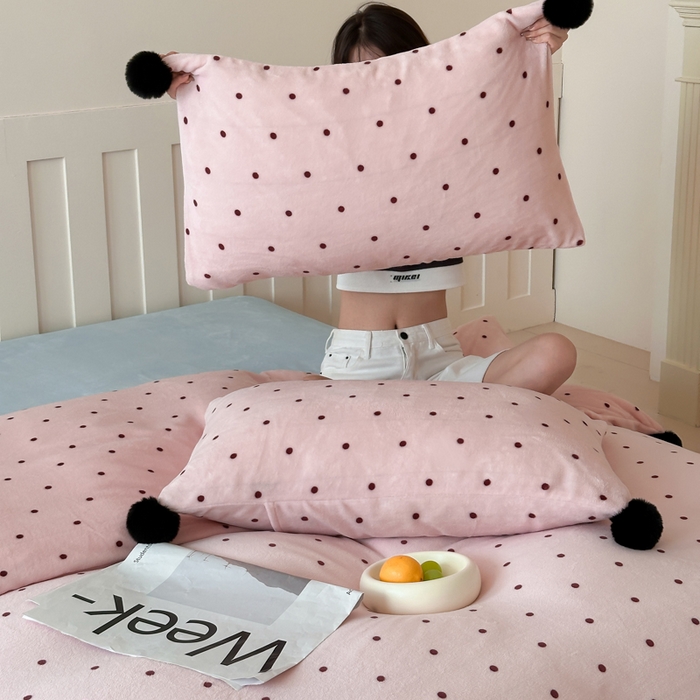 91家纺网 家纺一手货源 找家纺 玛奇朵 2024秋冬新品波点牛奶绒毛球套件四件套 波点-粉