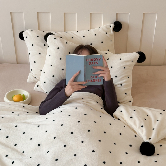 91家纺网 家纺一手货源 找家纺 玛奇朵 2024秋冬新品波点牛奶绒毛球套件四件套 波点-奶白