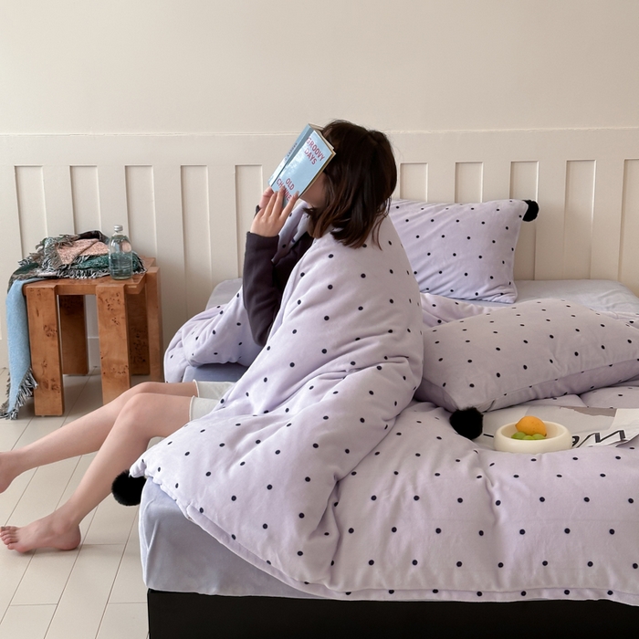 91家纺网 家纺一手货源 找家纺 玛奇朵 2024秋冬新品波点牛奶绒毛球套件四件套 波点-紫