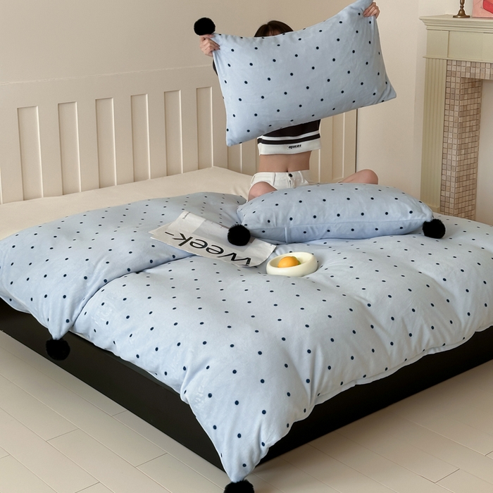 91家纺网 家纺一手货源 找家纺 玛奇朵 2024秋冬新品波点牛奶绒毛球套件四件套 波点-蓝