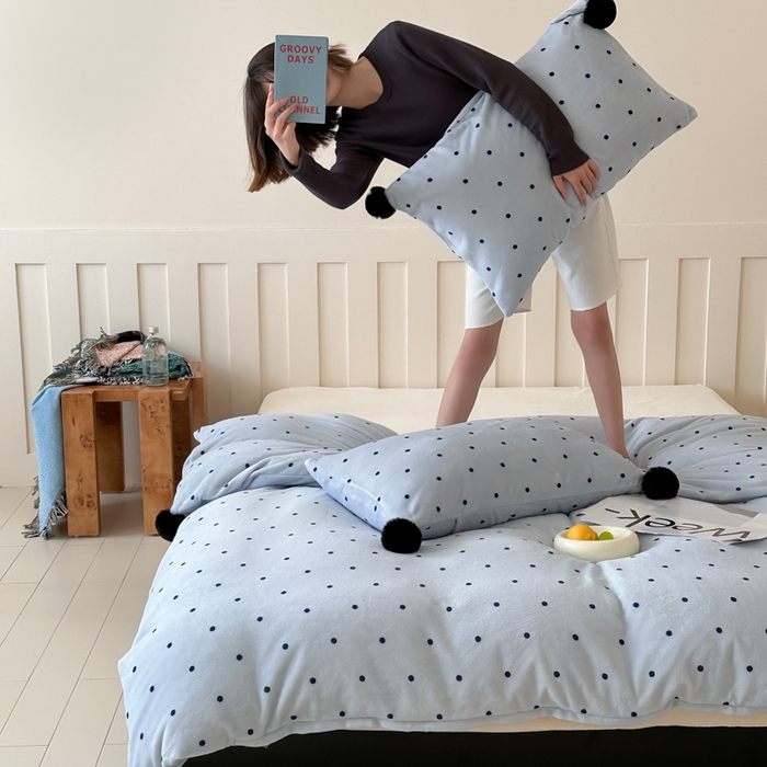 91家纺网 家纺一手货源 找家纺 玛奇朵 2024秋冬新品波点牛奶绒毛球套件四件套 波点-蓝