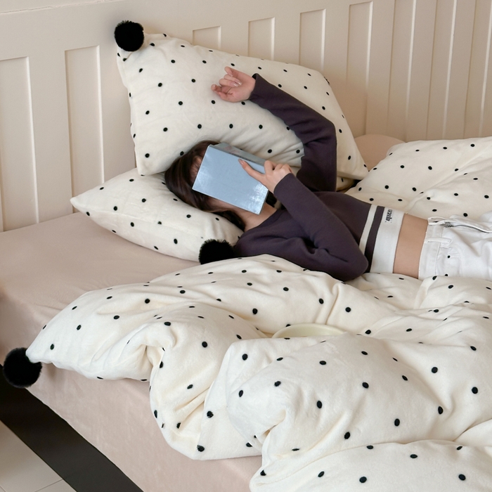 91家纺网 家纺一手货源 找家纺 玛奇朵 2024秋冬新品波点牛奶绒毛球套件四件套 波点-奶白