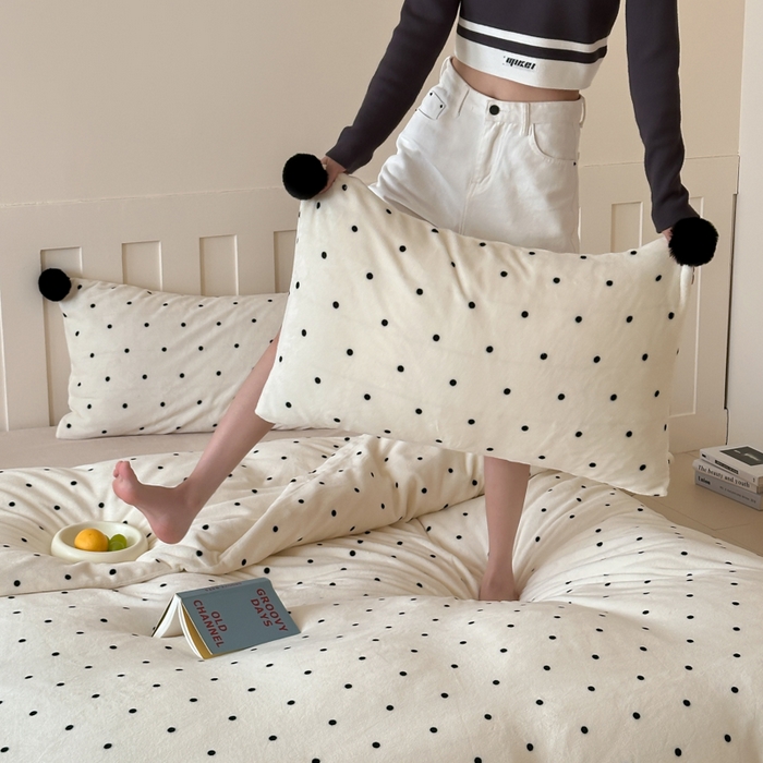 91家纺网 家纺一手货源 找家纺 玛奇朵 2024秋冬新品波点牛奶绒毛球套件四件套 波点-奶白