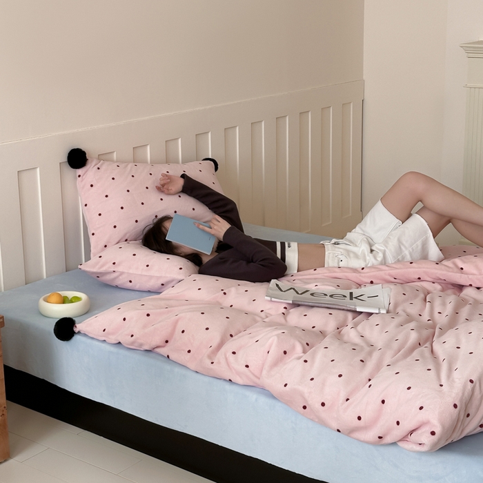 91家纺网 家纺一手货源 找家纺 （总）玛奇朵 2024秋冬新品波点牛奶绒毛球套件四件套