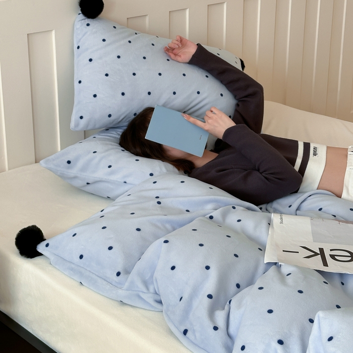 91家纺网 家纺一手货源 找家纺 玛奇朵 2024秋冬新品波点牛奶绒毛球套件四件套 波点-蓝