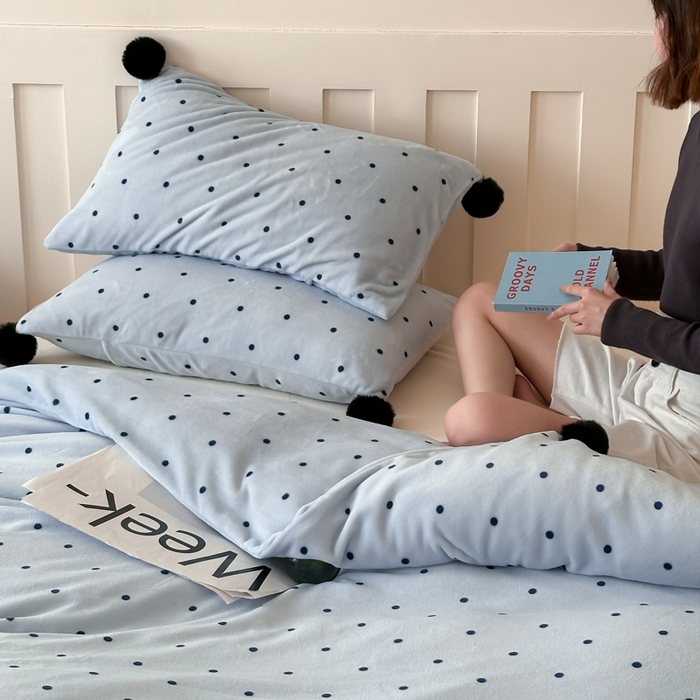 91家纺网 家纺一手货源 找家纺 玛奇朵 2024秋冬新品波点牛奶绒毛球套件四件套 波点-蓝