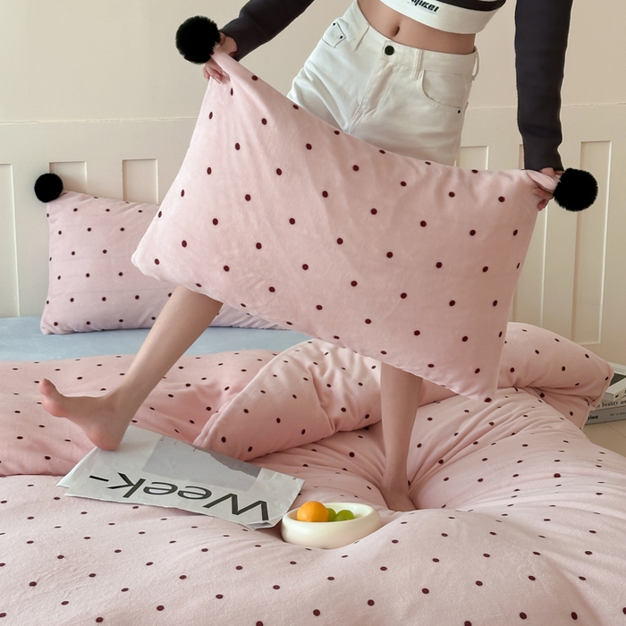 91家纺网 家纺一手货源 找家纺 （总）玛奇朵 2024秋冬新品波点牛奶绒毛球套件四件套