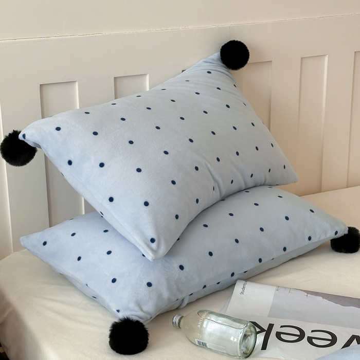 91家纺网 家纺一手货源 找家纺 玛奇朵 2024秋冬新品波点牛奶绒毛球套件四件套 波点-蓝