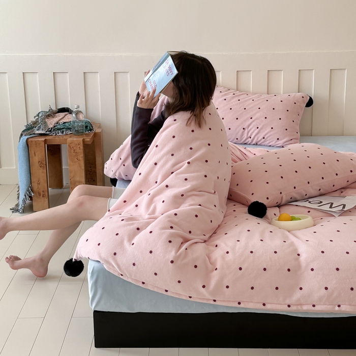 91家纺网 家纺一手货源 找家纺 （总）玛奇朵 2024秋冬新品波点牛奶绒毛球套件四件套