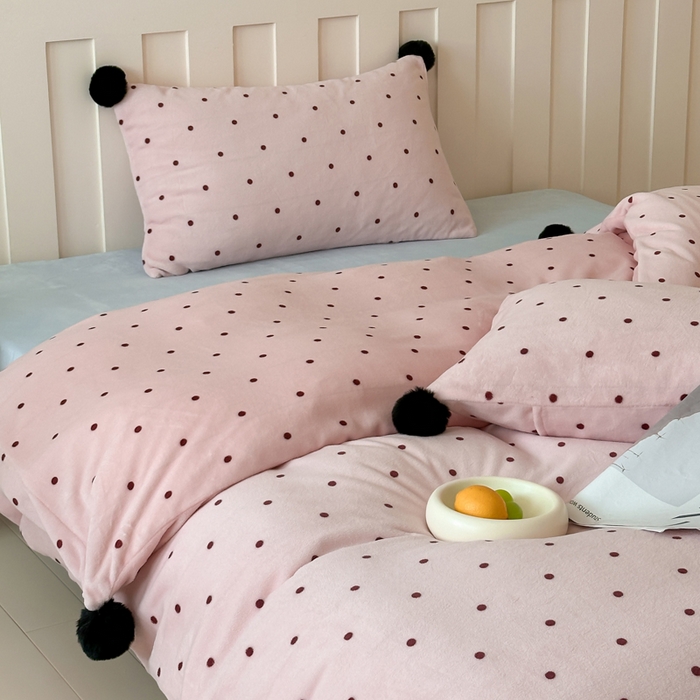 91家纺网 家纺一手货源 找家纺 玛奇朵 2024秋冬新品波点牛奶绒毛球套件四件套 波点-粉