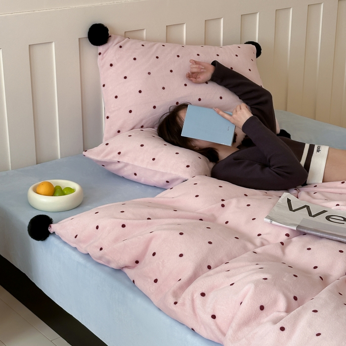 91家纺网 家纺一手货源 找家纺 （总）玛奇朵 2024秋冬新品波点牛奶绒毛球套件四件套