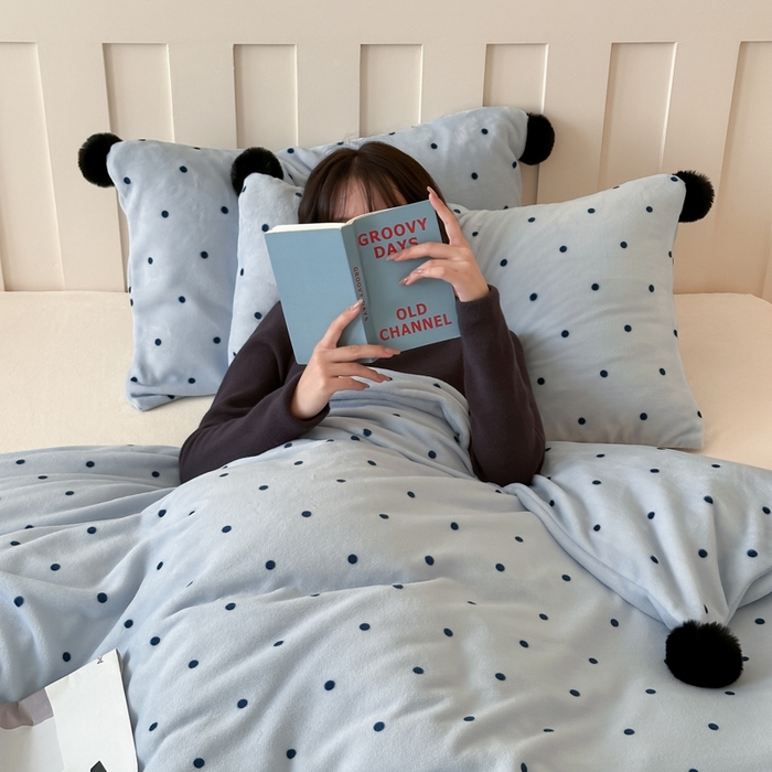 91家纺网 家纺一手货源 找家纺 玛奇朵 2024秋冬新品波点牛奶绒毛球套件四件套 波点-蓝