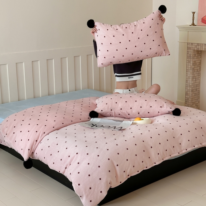 91家纺网 家纺一手货源 找家纺 （总）玛奇朵 2024秋冬新品波点牛奶绒毛球套件四件套