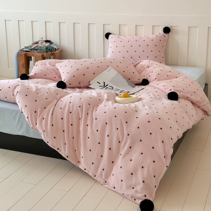 91家纺网 家纺一手货源 找家纺 （总）玛奇朵 2024秋冬新品波点牛奶绒毛球套件四件套