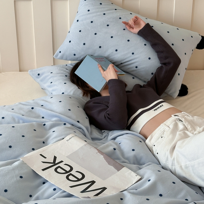 91家纺网 家纺一手货源 找家纺 玛奇朵 2024秋冬新品波点牛奶绒毛球套件四件套 波点-蓝