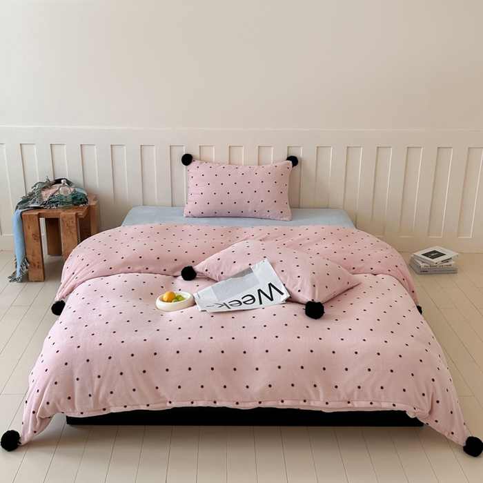 （总）玛奇朵 2024秋冬新品波点牛奶绒毛球套件四件套