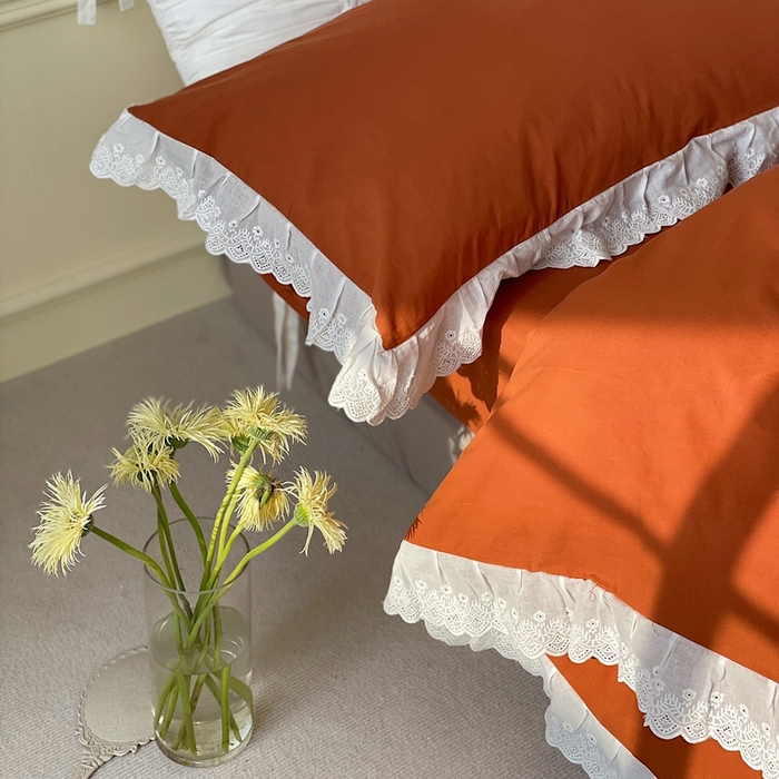 91家纺网 家纺一手货源 找家纺 （总）贝尔 PELLHOME 全棉水洗棉镂空刺绣宽花边套件场景二（可抖音代发）