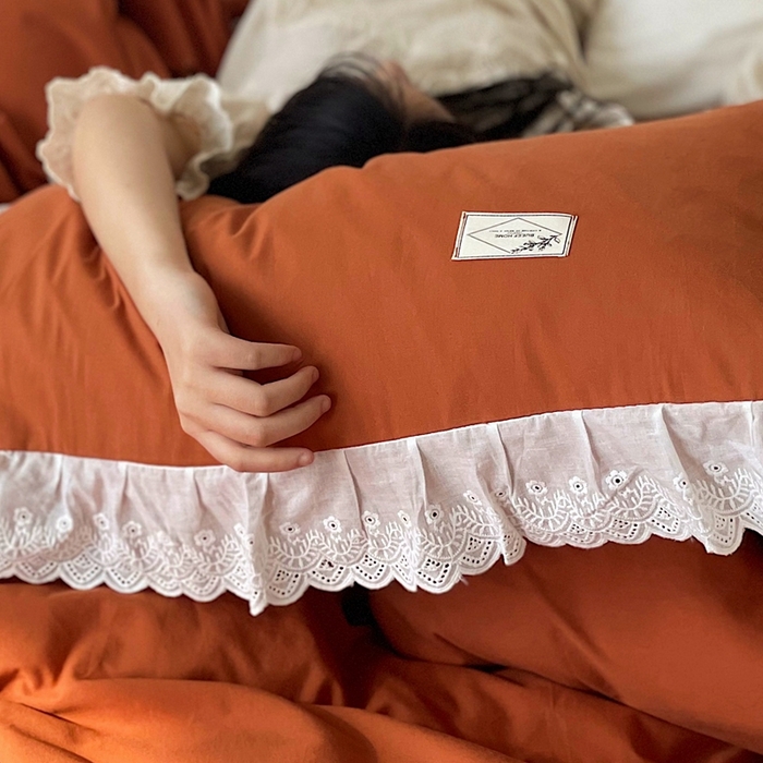 91家纺网 家纺一手货源 找家纺 贝尔 PELLHOME 全棉水洗棉镂空刺绣宽花边套件场景二（可抖音代发） 焦糖桔