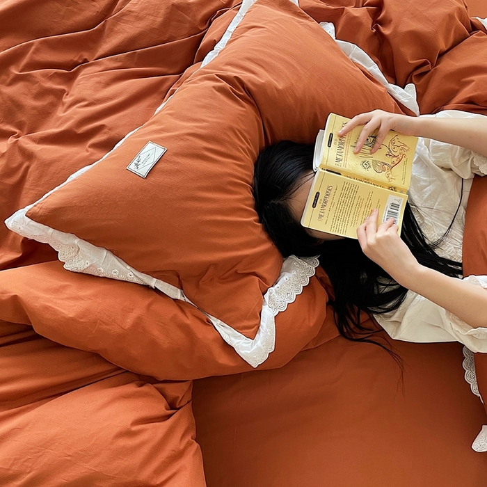 91家纺网 家纺一手货源 找家纺 贝尔 PELLHOME 全棉水洗棉镂空刺绣宽花边套件场景二（可抖音代发） 焦糖桔