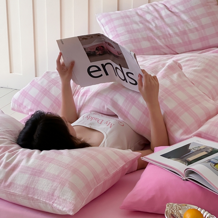 91家纺网 家纺一手货源 找家纺 玛奇朵 2025春夏新品A类全棉水洗色织双层皱纱四件套-森系格纹 森系格纹-白桃粉（粉色床单）