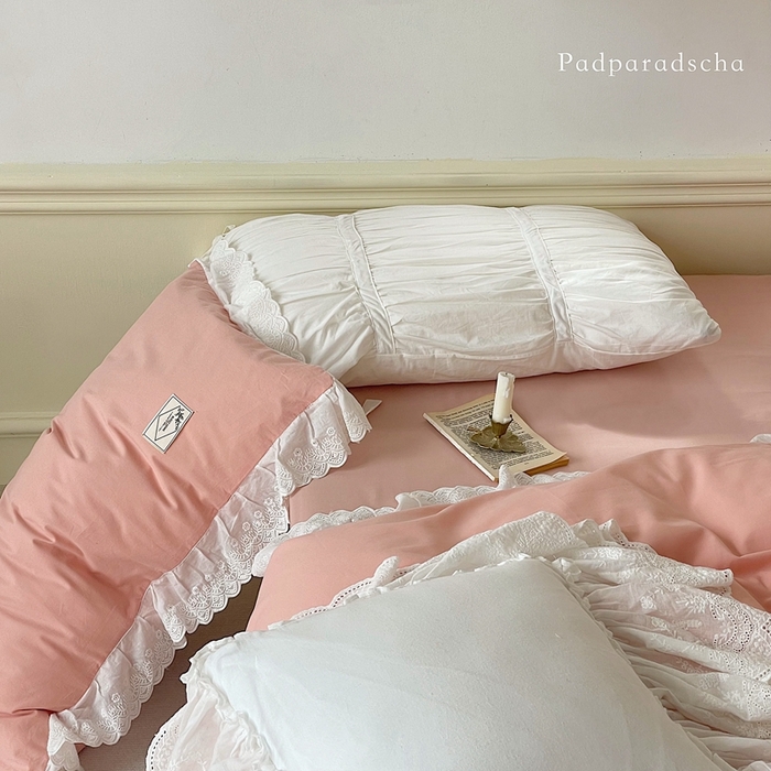 91家纺网 家纺一手货源 找家纺 贝尔 PELLHOME 全棉水洗棉镂空刺绣宽花边套件场景二（可抖音代发） 蜜糖粉