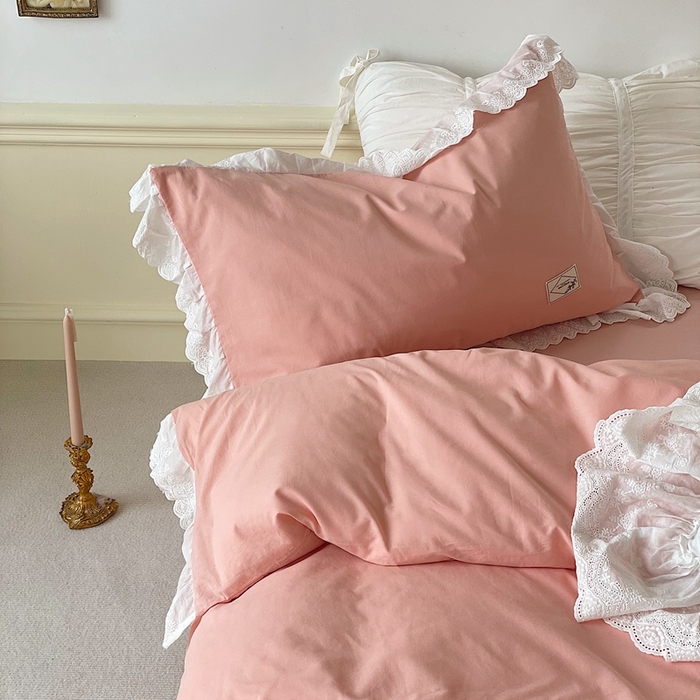 91家纺网 家纺一手货源 找家纺 贝尔 PELLHOME 全棉水洗棉镂空刺绣宽花边套件场景二（可抖音代发） 蜜糖粉