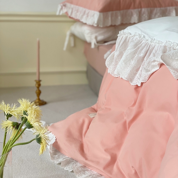 91家纺网 家纺一手货源 找家纺 贝尔 PELLHOME 全棉水洗棉镂空刺绣宽花边套件场景二（可抖音代发） 蜜糖粉