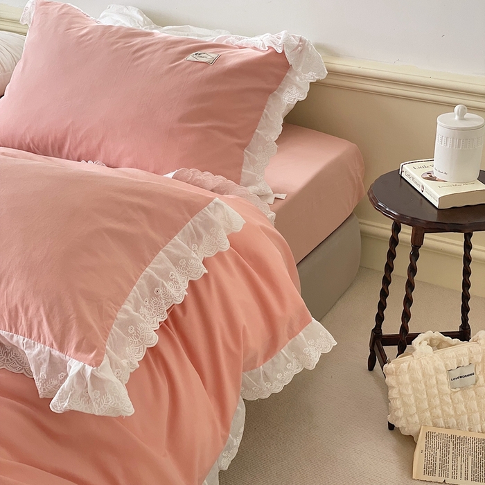 91家纺网 家纺一手货源 找家纺 贝尔 PELLHOME 全棉水洗棉镂空刺绣宽花边套件场景二（可抖音代发） 蜜糖粉
