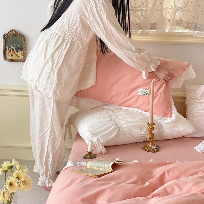 91家纺网 家纺一手货源 找家纺 贝尔 PELLHOME 全棉水洗棉镂空刺绣宽花边套件场景二（可抖音代发） 蜜糖粉