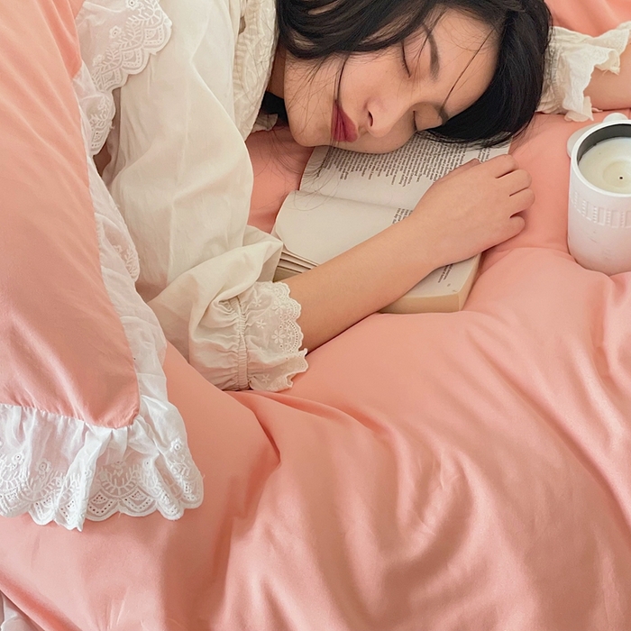 91家纺网 家纺一手货源 找家纺 贝尔 PELLHOME 全棉水洗棉镂空刺绣宽花边套件场景二（可抖音代发） 蜜糖粉