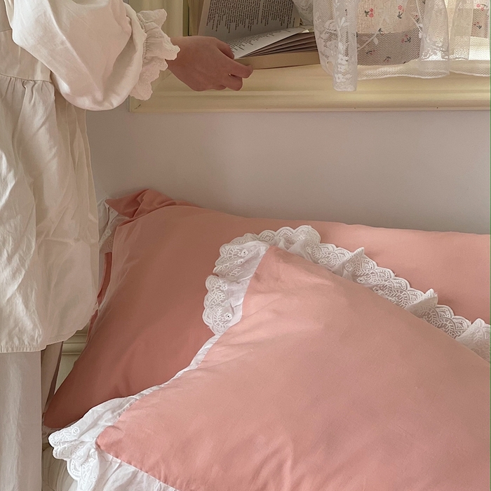 91家纺网 家纺一手货源 找家纺 贝尔 PELLHOME 全棉水洗棉镂空刺绣宽花边套件场景二（可抖音代发） 蜜糖粉