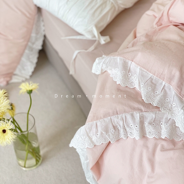 91家纺网 家纺一手货源 找家纺 贝尔 PELLHOME 全棉水洗棉镂空刺绣宽花边套件场景二（可抖音代发） 樱花粉