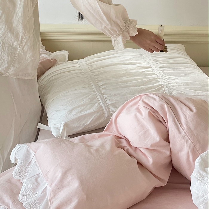 91家纺网 家纺一手货源 找家纺 贝尔 PELLHOME 全棉水洗棉镂空刺绣宽花边套件场景二（可抖音代发） 樱花粉