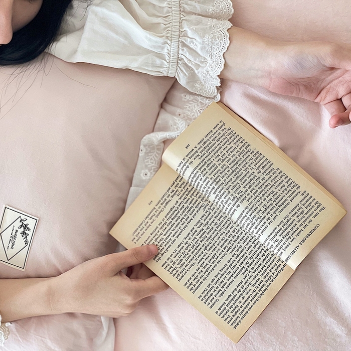 91家纺网 家纺一手货源 找家纺 贝尔 PELLHOME 全棉水洗棉镂空刺绣宽花边套件场景二（可抖音代发） 樱花粉