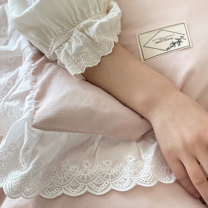 91家纺网 家纺一手货源 找家纺 贝尔 PELLHOME 全棉水洗棉镂空刺绣宽花边套件场景二（可抖音代发） 樱花粉