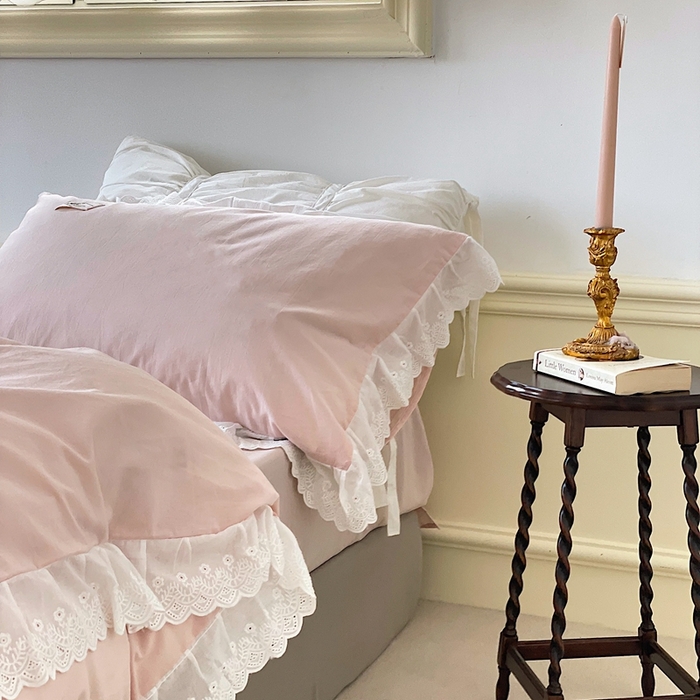 91家纺网 家纺一手货源 找家纺 贝尔 PELLHOME 全棉水洗棉镂空刺绣宽花边套件场景二（可抖音代发） 樱花粉