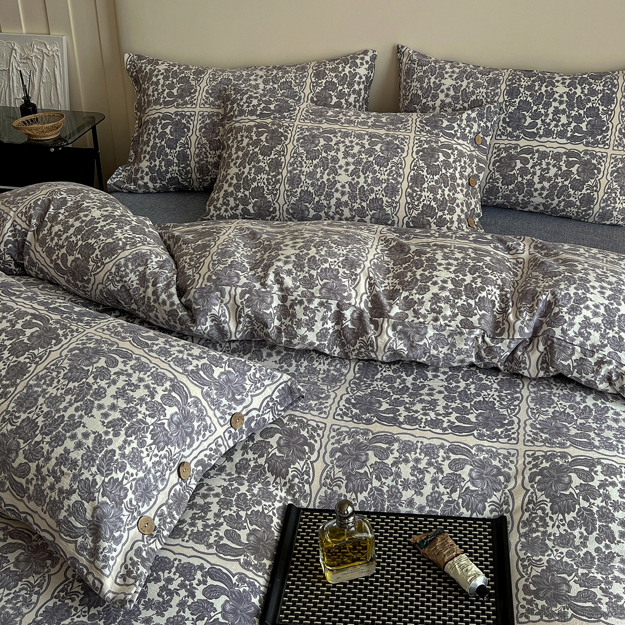 91家纺网 家纺一手货源 找家纺 典曼家纺 2025新款亚麻原麻棉麻纽扣款四件套 梵克灰