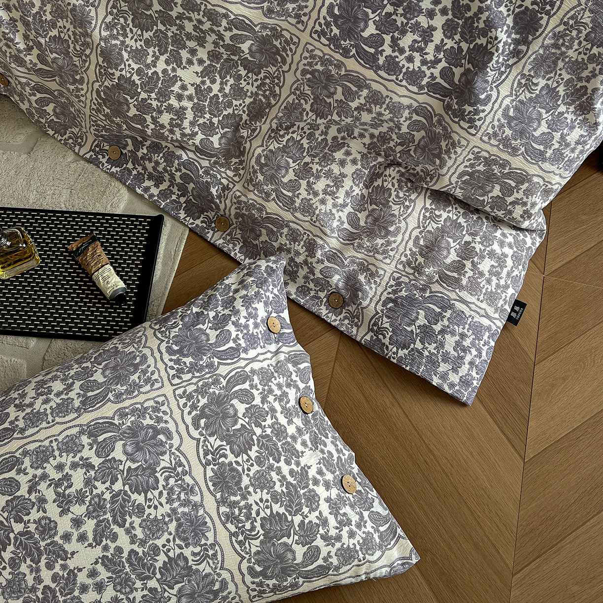 91家纺网 家纺一手货源 找家纺 典曼家纺 2025新款亚麻原麻棉麻纽扣款四件套 梵克灰