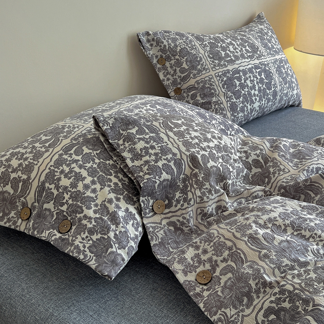 91家纺网 家纺一手货源 找家纺 典曼家纺 2025新款亚麻原麻棉麻纽扣款四件套 梵克灰