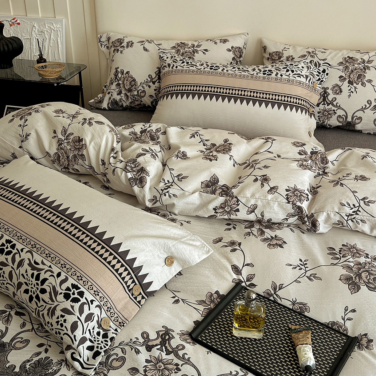 91家纺网 家纺一手货源 找家纺 典曼家纺 2025新款亚麻原麻棉麻纽扣款四件套 粉黛