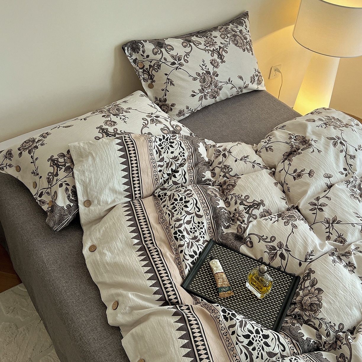 91家纺网 家纺一手货源 找家纺 典曼家纺 2025新款亚麻原麻棉麻纽扣款四件套 粉黛