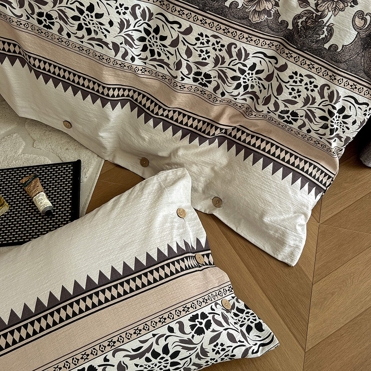 91家纺网 家纺一手货源 找家纺 典曼家纺 2025新款亚麻原麻棉麻纽扣款四件套 粉黛