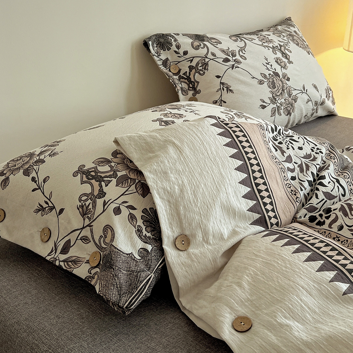 91家纺网 家纺一手货源 找家纺 典曼家纺 2025新款亚麻原麻棉麻纽扣款四件套 粉黛