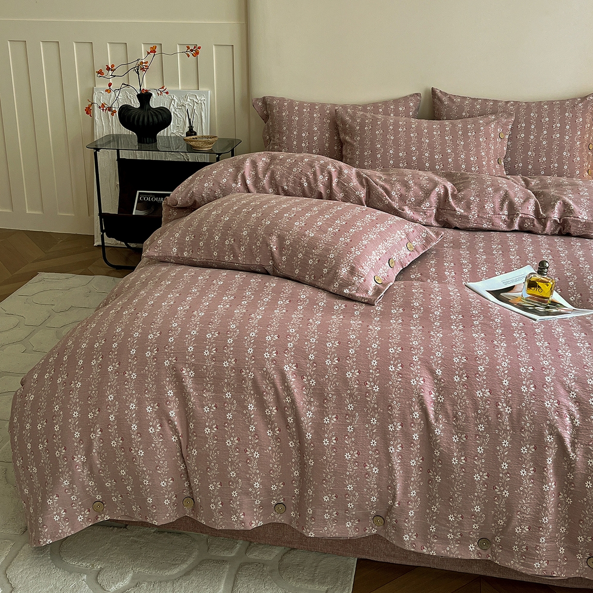 91家纺网 家纺一手货源 找家纺 典曼家纺 2025新款亚麻原麻棉麻纽扣款四件套 复古红