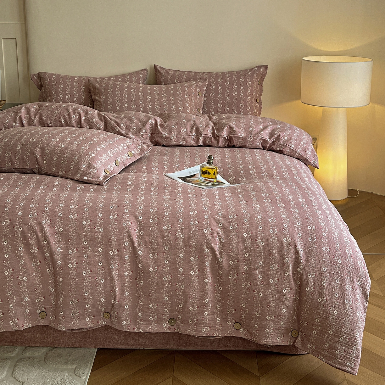 91家纺网 家纺一手货源 找家纺 典曼家纺 2025新款亚麻原麻棉麻纽扣款四件套 复古红