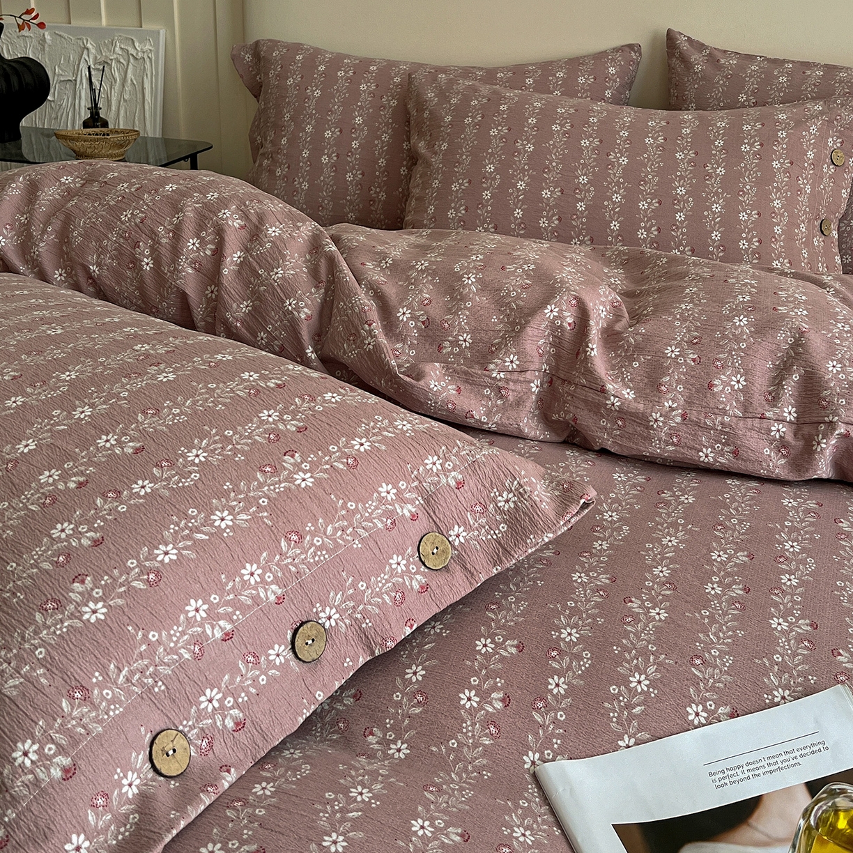 91家纺网 家纺一手货源 找家纺 典曼家纺 2025新款亚麻原麻棉麻纽扣款四件套 复古红