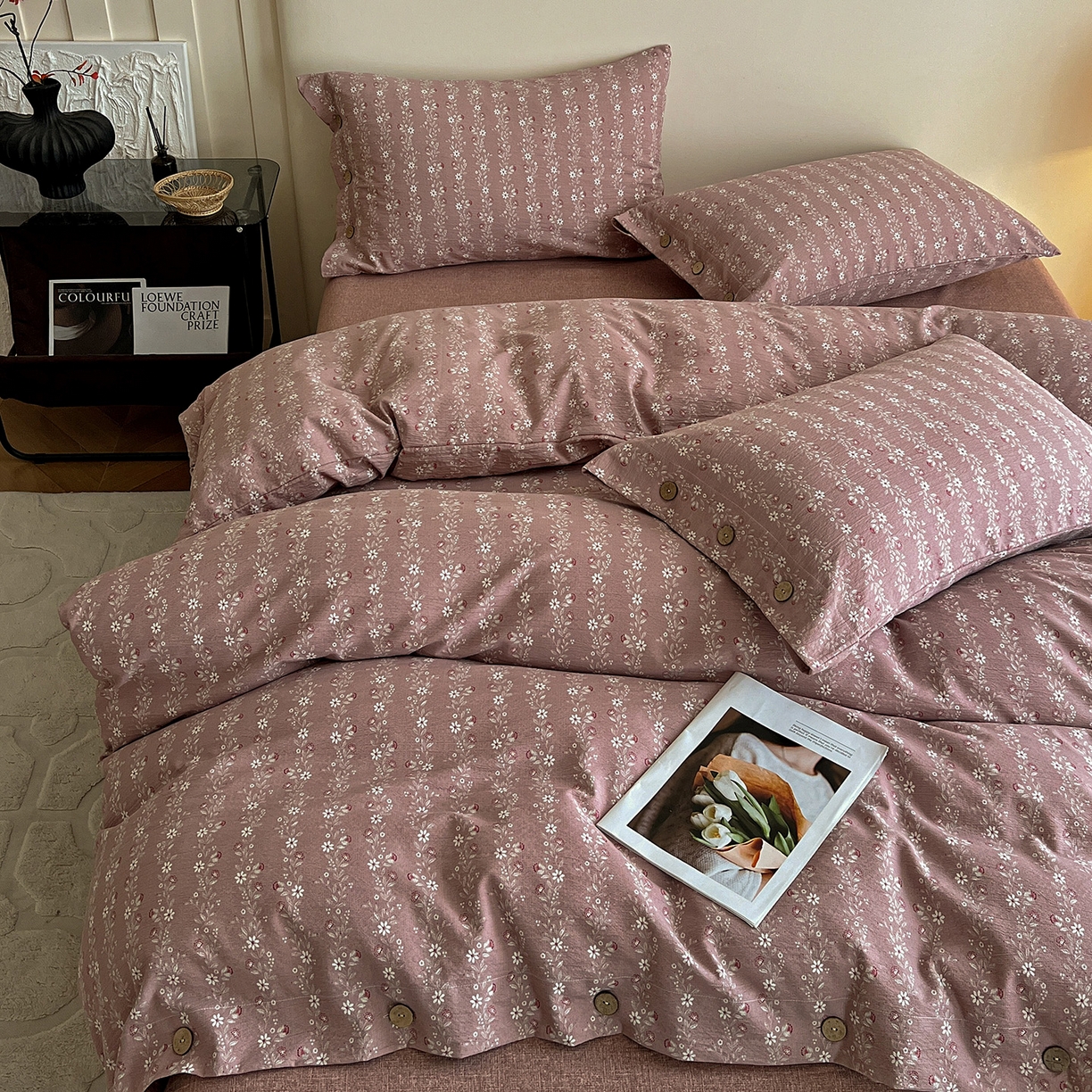 91家纺网 家纺一手货源 找家纺 典曼家纺 2025新款亚麻原麻棉麻纽扣款四件套 复古红